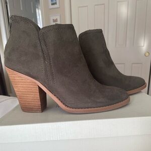 Joie Women's Suede Ankle Boots
Moss green
Size 9